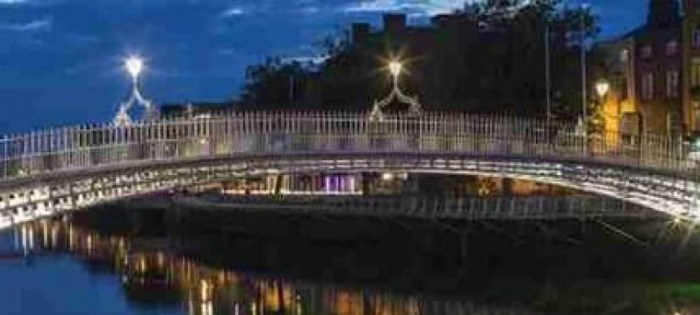 By day or by night, in sunshine or snow, Dublin's Ha'penny Bridge is a tourist icon that has to be crossed at least once on your visit to Dublin.